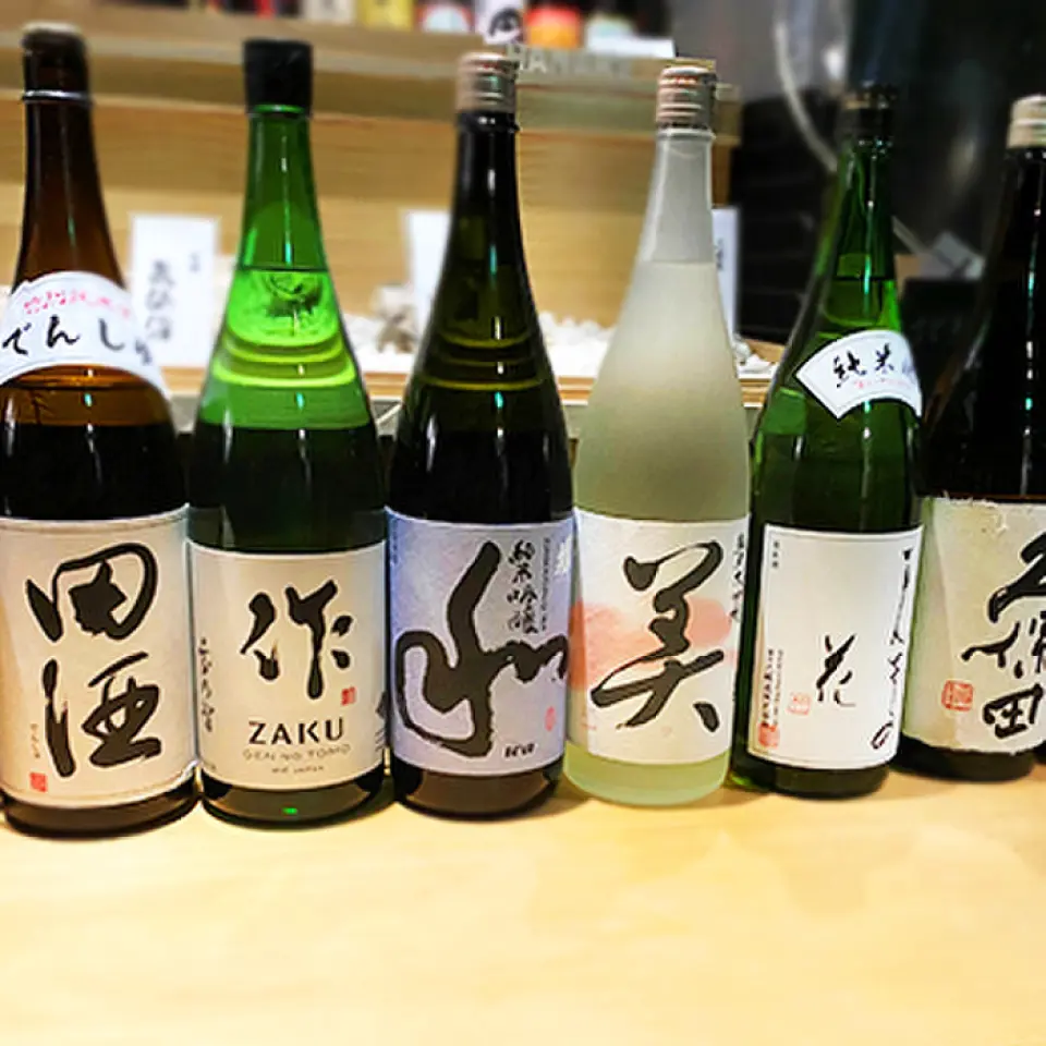 我们提供与菜肴、牡蛎和家常菜相搭配的精选清酒。您可以品尝自己喜欢的清酒，从甜酒到干酒再到起泡酒。除了日本酒以外，酒类的种类也很丰富，您可以根据心情享用各种饮品。