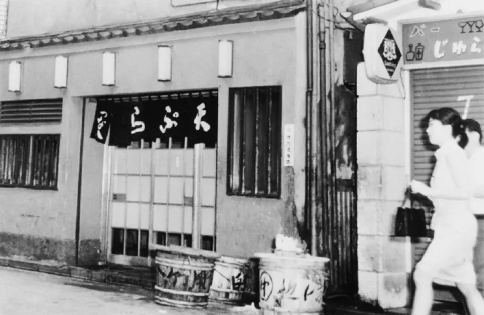 In 1924, we took over the business of the tempura specialty restaurant "Tsunahachi" and have been making our mark on history with a single focus on tempura. We have maintained the same taste and technique since our founding, and have built a solid reputation as one of Japan's leading chain restaurants specializing in tempura, guided by our predecessors' beliefs of "always offering the best tempura at an affordable price" and "combining deliciousness with sincerity." We will continue to contribute to the creation of a healthy and rich food culture for everyone, keeping in mind that continuing to preserve traditions means a continuous stream of innovation.