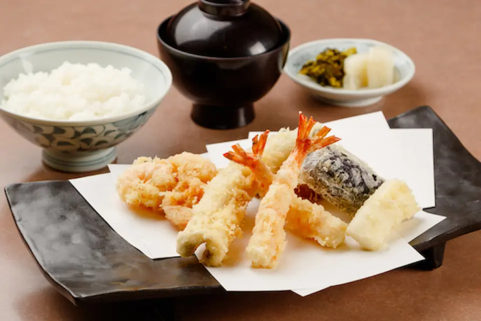 Tempura, the quintessence of Japanese cuisine, is now loved all over the world. As the heirs of traditional Japanese tempura culture, and as new challengers, we must never forget our pride and responsibility and continue to work hard - that is the mission of Tsunahachi. We have been committed to our food ingredients, sesame oil, and tempura for over 90 years, and we will soon celebrate our 100th anniversary. Please come and enjoy the techniques and craftsmanship of our masters, who have been passing down the techniques and craftsmanship of tempura for over 90 years and continue to evolve even today, at our counter.
