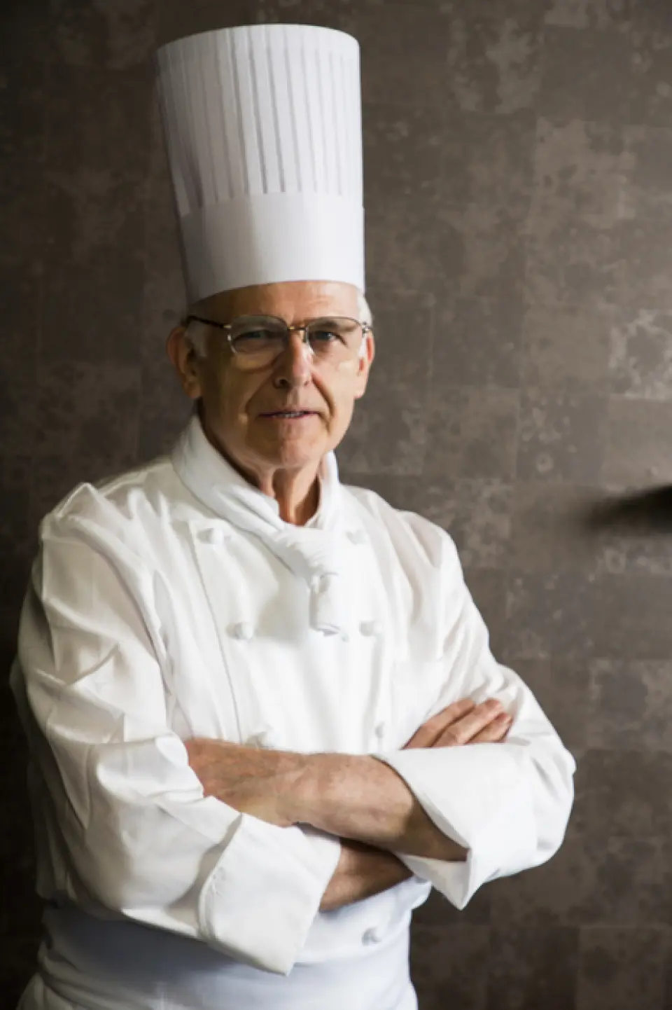 Born in Bresse, France. He gained experience at "Plaza Athénée Paris" and served as executive chef at "Maxim's de Paris", "Le Comte Compagnie", and "Camellia" at Chinzanso. In 2018, he became the chef of "French cuisine" at Fuji Lake Hotel. He serves classic cuisine.