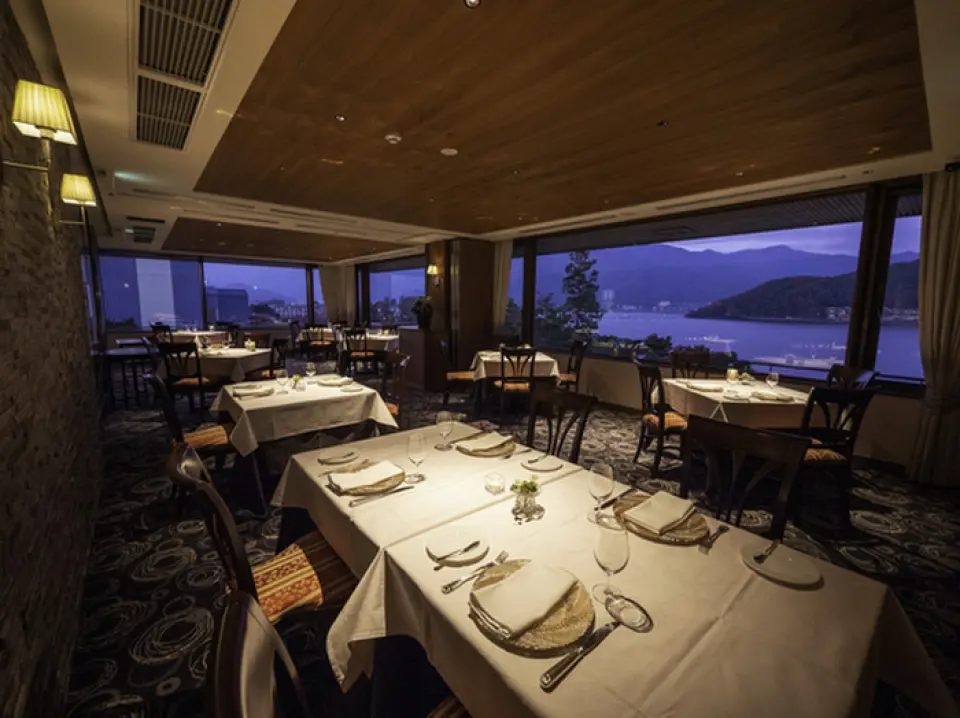 You can dine while looking at Lake Kawaguchi. The night view is especially beautiful.