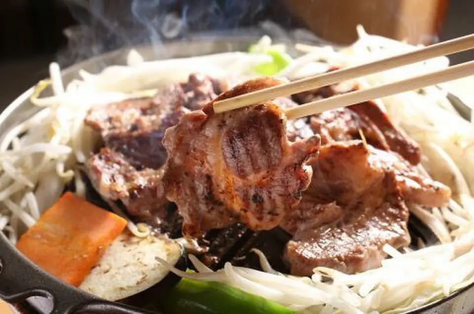 많은 사람들이 양고기 냄새가 심하다고 생각할 것입니다... 이 독특한 냄새의 원인은 얼어붙기 때문이라고 합니다. 하지만 저희 레스토랑에서는 신선한 생 양고기만을 구매하여 불쾌한 냄새를 없애고 상식을 거스르는 맛있는 맛을 선사합니다. 게다가 양고기 한 마리에서 꺼낼 수 있는 아주 적은 양인 어깨 등심만을 사용합니다. 부드럽고 풍미가 있지만 가벼운 이 생 양고기는 무거운 느낌이 들지 않는 절묘한 별미입니다! 각 조각은 손으로 자르고, 여러분께 제공하기 위해 최선을 다합니다!
