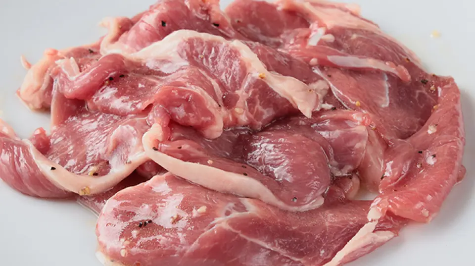 "고기는 칼로리가 높지만... 맛있는 고기를 먹고 싶어요" - 이런 때 좋은 선택입니다! 양고기는 모든 고기 중에서 지방 연소를 촉진하는 데 도움이 되는 것으로 알려진 L-카르니틴이 가장 많이 포함되어 있어 다이어트하는 사람이라면 꼭 먹어봐야 할 음식입니다. 쇠고기 100g은 약 259kcal인 반면 양고기 100g은 약 198kcal로 생선만큼 콜레스테롤이 낮습니다! 또한 필수 아미노산, 불포화 지방산, 철분, B 비타민이 풍부하여 미용에 도움이 됩니다. 아름다움과 건강을 더욱 개선하기 위해 적극적으로 섭취하세요.