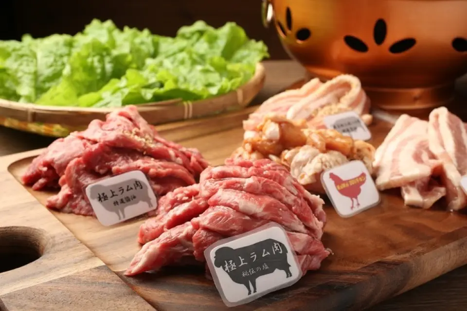 흔히 알려진 홋카이도식 징기스칸도 맛있지만, 나고야 징기스칸은 더 맛있어요! 나고야 징기스칸에서 가장 중요한 건 고기예요! 나고야 징기스칸은 생 양고기 징기스칸 + 맛있는 소금 돼지고기 징기스칸 + 마늘 된장 닭고기 징기스칸 + 신선한 야채의 조합이에요. 나만의 요리법으로 마음껏 즐기세요!