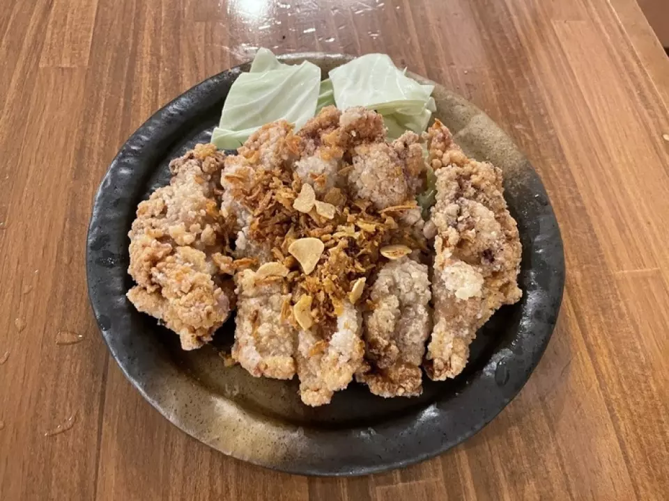 推薦菜單是信州、松本的名產「三足燒」。用我們特製的醬油和少許大蒜醃製的大雞腿，香脆多汁。上面還撒滿了炸大蒜，可以享受到酥脆的口感。雞肉的鮮味濃鬱，與米飯和酒都很相配，而且體積比照片上想像的要大。請品嚐我們的招牌口味。
