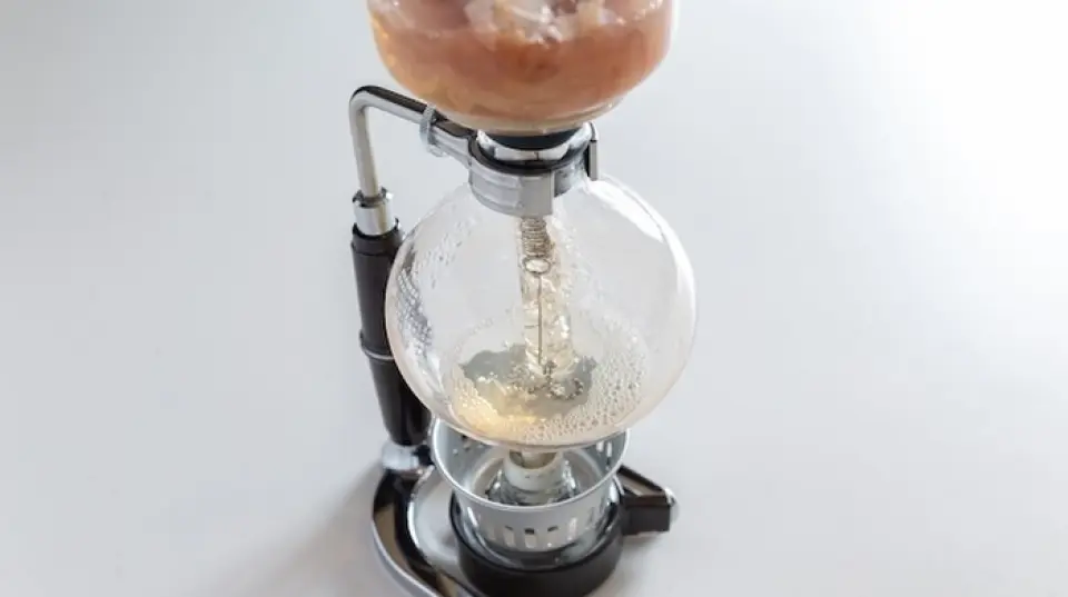 The dashi made from kelp and shiitake mushrooms is extracted overnight in water, then left to sit at low temperature for over an hour and then left to sit overnight. Each serving is carefully extracted using a siphon, and the dashi is infused with the flavor and aroma of bonito. The resulting dashi has a beautiful, clear color and no bitterness. You can see right in front of you the careful process of making dashi, something you rarely see in your everyday life. We also offer a variety of dashi soups made with unique ingredients. Enjoy the combination of carefully selected rice chosen by a rice master and a wide range of toppings.