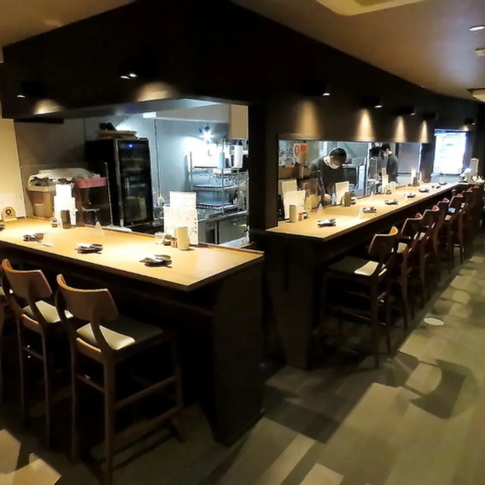 店内气氛沉稳，设有吧台、桌子、包房！我们将根据使用情况指导您！