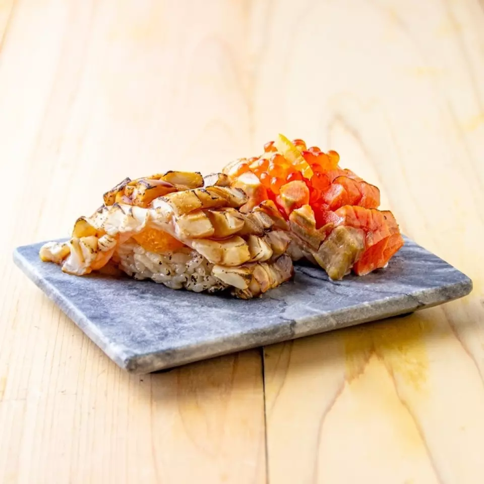 The specialties of Oshimachi's Kiwami Sushi series are the "Shrimp and Crab Battle" and "Mount Sushi," but the Mango Cut series shown in the photo is also popular♪ Not only are they gorgeous to look at, but they are also Kiwami nigiri that incorporate innovative ideas. "Mango Cut Fatty Tuna" uses pickled egg yolk, "Mango Cut Amberjack" uses balsamic as a sauce and orange as a secret ingredient, and "Mango Cut Salmon" has cream cheese and yuzu. It's a product that is both impactful and satisfying to eat♪