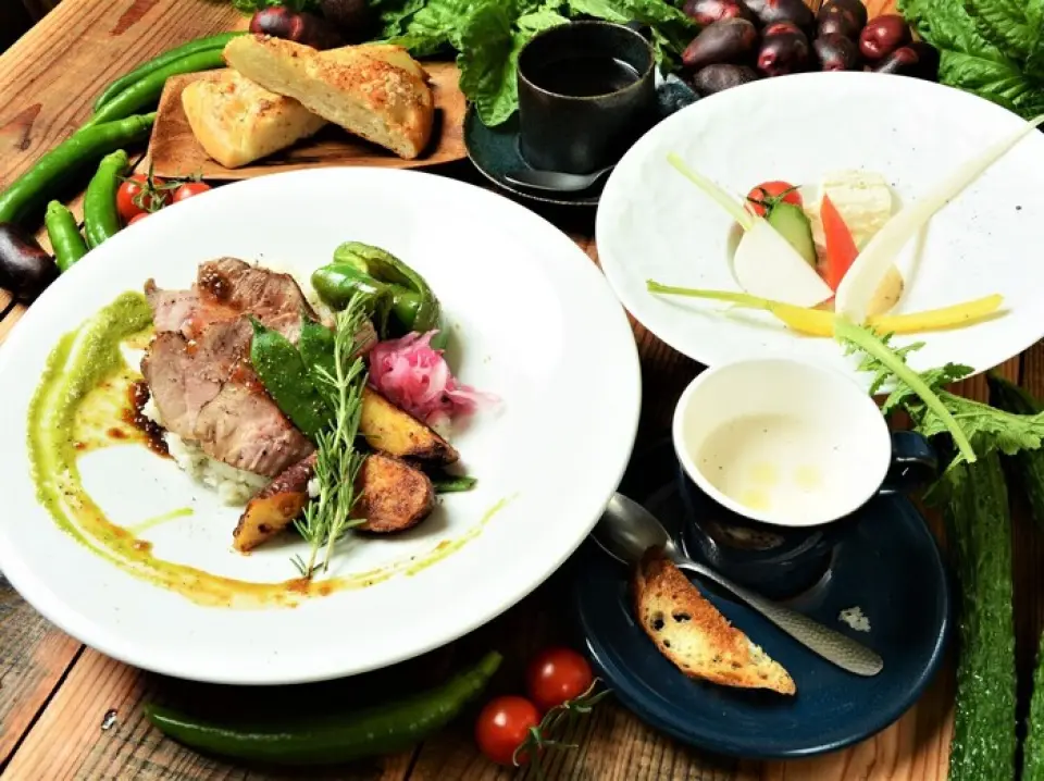 午餐有约3种1,800日元起。我们丰盛的菜单使用时令食材，重点是我们受欢迎的农场新鲜蔬菜。主菜方面，我们提供水帕扎、烤猪肉和乳蛋饼等季节性菜单。午餐套餐中还备有起泡酒，欢迎垂询。