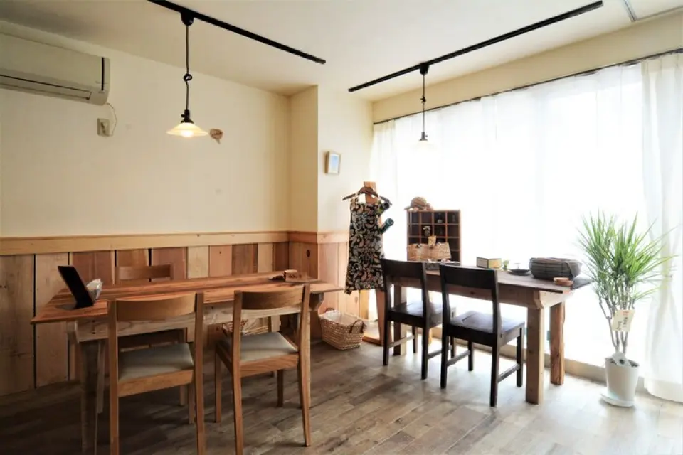 ReCAFe 是一家休闲时尚的小酒馆兼咖啡馆，距离名铁线甲南站有 5 分钟步行路程。店内以木材为基调，以暖色调照明，是一个温暖的空间，让您享受轻松的时刻。这是一家小餐厅，大约有10个座位，所以非常适合小团体。我们店里还出售自制的无添加果酱。