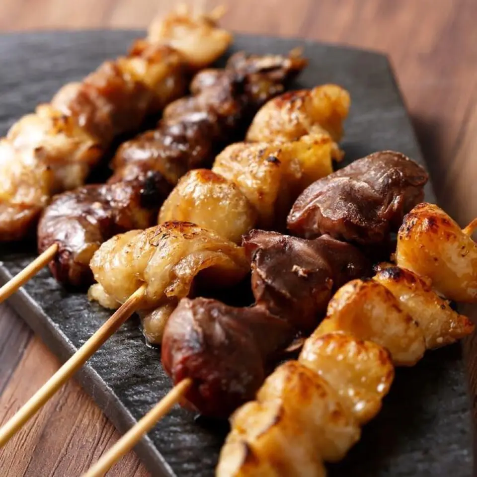 Một món ăn đặc biệt được khuyên dùng là yakitori, có nhiều loại khác nhau. Những xiên thịt được chế biến ngay từ đầu và nướng trên than mà không tốn nhiều thời gian và công sức, rất hợp với bia ◎ Hãy thưởng thức nhiều hương vị đặc trưng của chúng tôi như ``Các loại 7 loại Yakitori'' và ` ``5 Loại Xiên''♪ Ngoài ra, thực đơn của chúng tôi rất đa dạng, bao gồm sashimi cực kỳ tươi ngon, cá thu cá thu nướng cẩn thận, các món ăn nhẹ và salad hợp với rượu!