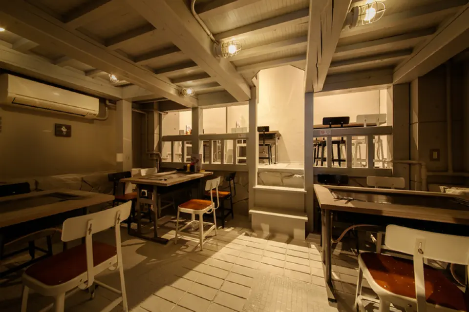 The stylish interior, based on a white theme, can be used for a variety of occasions.