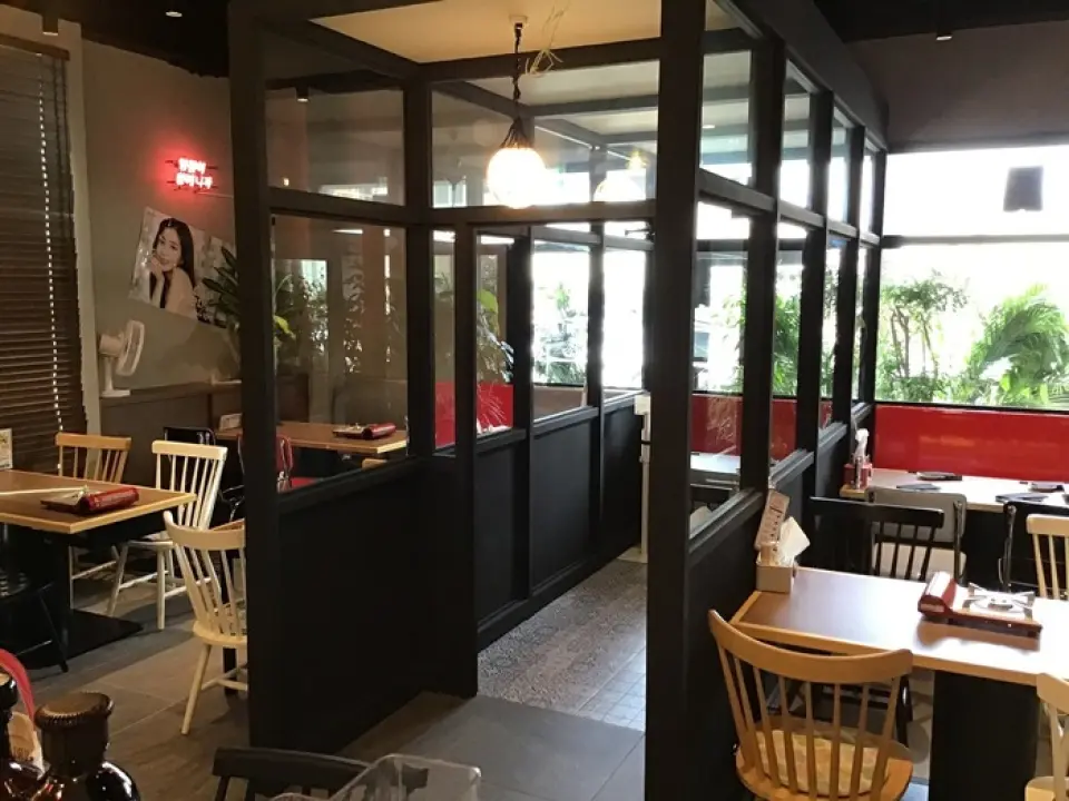 Our calm, modern space features table seating and an open terrace. Enjoy our specialty "Dakhanmari hotpot" at our restaurant, which has a total of 34 seats. We also have sofa seats, so we are very welcoming for girls' parties and families with children! We also accept reservations for private parties, so why not have a large party? We also have a parking lot, so please feel free to use it. All our staff look forward to your visit.