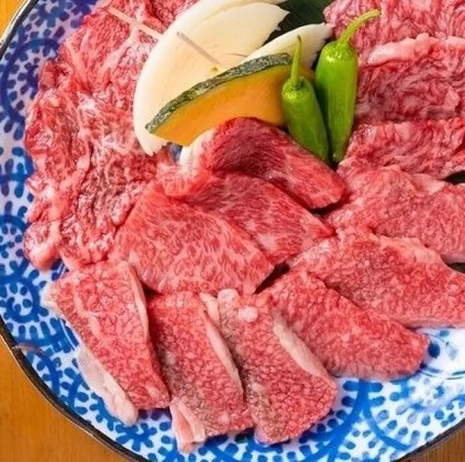 At Tokugawa Yakiniku Center, we only use carefully selected meat with a strong umami flavor. This fat has such a low melting point that it starts to melt even at room temperature, so please grill it quickly and enjoy! In addition, we serve small portions so that you can enjoy various cuts.