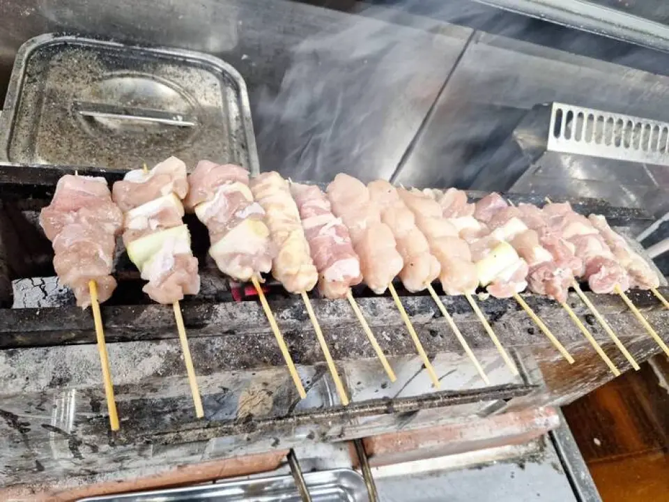 餐厅的招牌烤鸡肉串是用每天购买的新鲜“匠大山鸡”制成的，用木炭串起来烤。您可以享受到皮脆多汁的精致口感！建议搭配5种调味料组合而成的“泡濑盐”一起享用。◎还有“白肝串”，数量有限，请尽早来店订购。