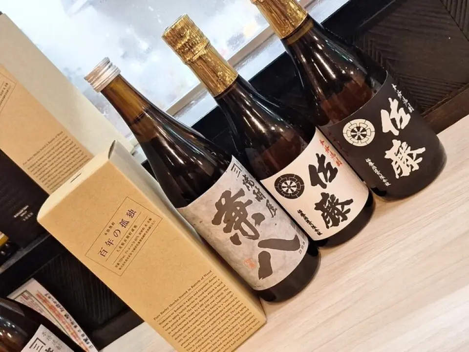 大多数顾客要求的烧酒是大分稗烧酒“吉四六”，它只提供瓶装，是一个每周订购多达 10 瓶的受欢迎品牌！另外，桶装黑日华高杯酒以其一贯的美味和与食物的完美搭配而广受好评。如果您愿意，我们还可以提供店内没有的烧酒和威士忌品牌。喜欢尝试的我们会尽力找到并提供给您◎我们希望我们的顾客感到高兴...这是一家充满这种感觉的温暖商店♪