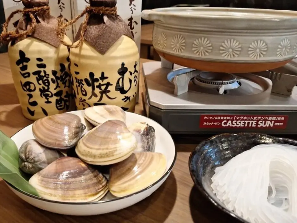最推荐的当然是川崎很少有的千叶特产“天然蛤蜊涮锅”！女性拳头大小的野生蛤蜊吃起来非常满足♪与美味的高汤一起吃的“精制杂水”也很美味☆我们还推荐从丰洲市场购买的新鲜鱼制成的生鱼片◎ 「生蓝鳍金枪鱼」常年备货，也备有其他时令商品。从冲绳直送的“Umibudo”也很受女性欢迎♪
