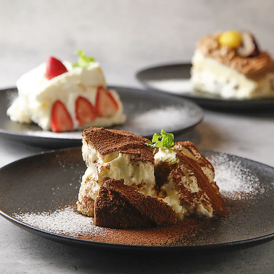 From 11:00 to 5:00 the next morning, you can enjoy delicious sweets including original shortcake and tiramisu all day long.