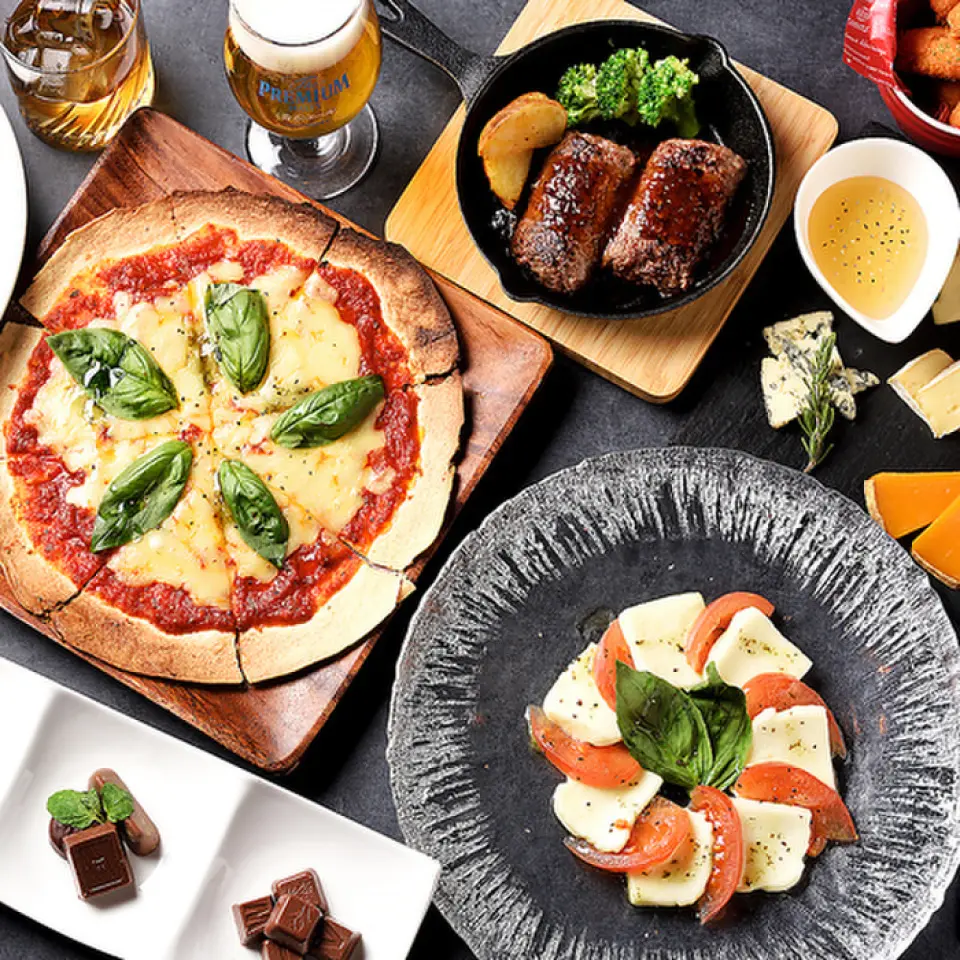 We have a wide range of snacks to go with your drinks, from pizza, pasta, and meat dishes to snacks. Enjoy freshly cooked, hot food with drinks and entertainment. Ladies' Night Out Course from 3,500 yen