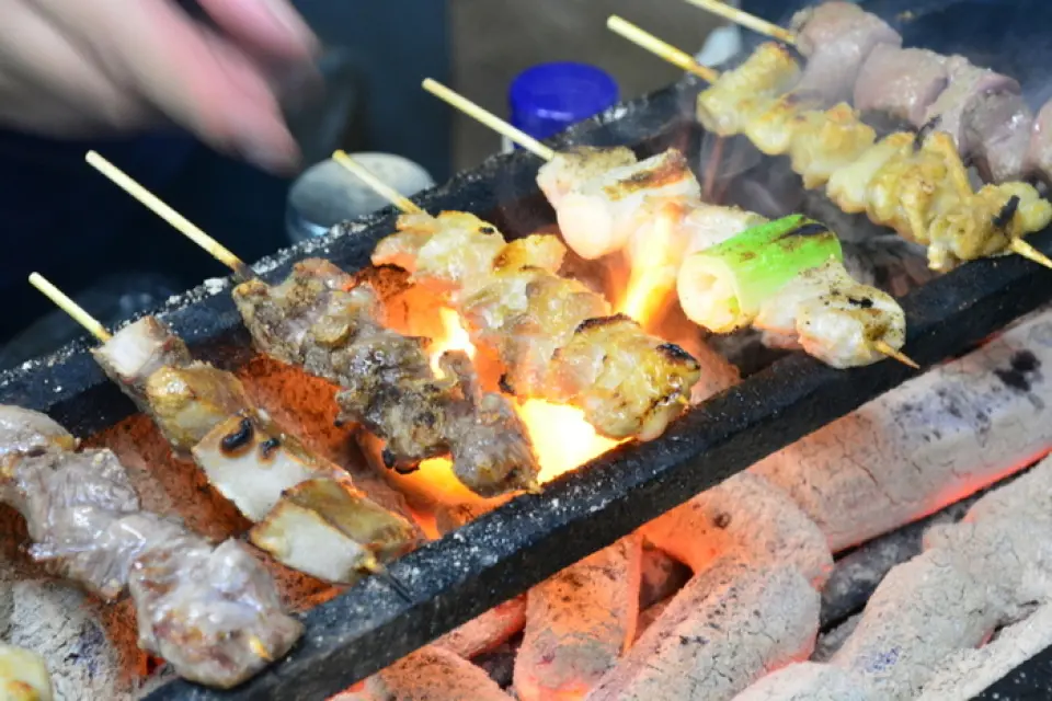 ไม้เสียบไม้กลิ่นถ่านพร้อมซอสและเกลือ อาหารยอดนิยม ได้แก่ ต้นหอมและหมูสามชั้น Black Nikka Highball เข้ากันได้ดีกับเนื้อฉ่ำและมีไขมันในปริมาณที่พอเหมาะ!