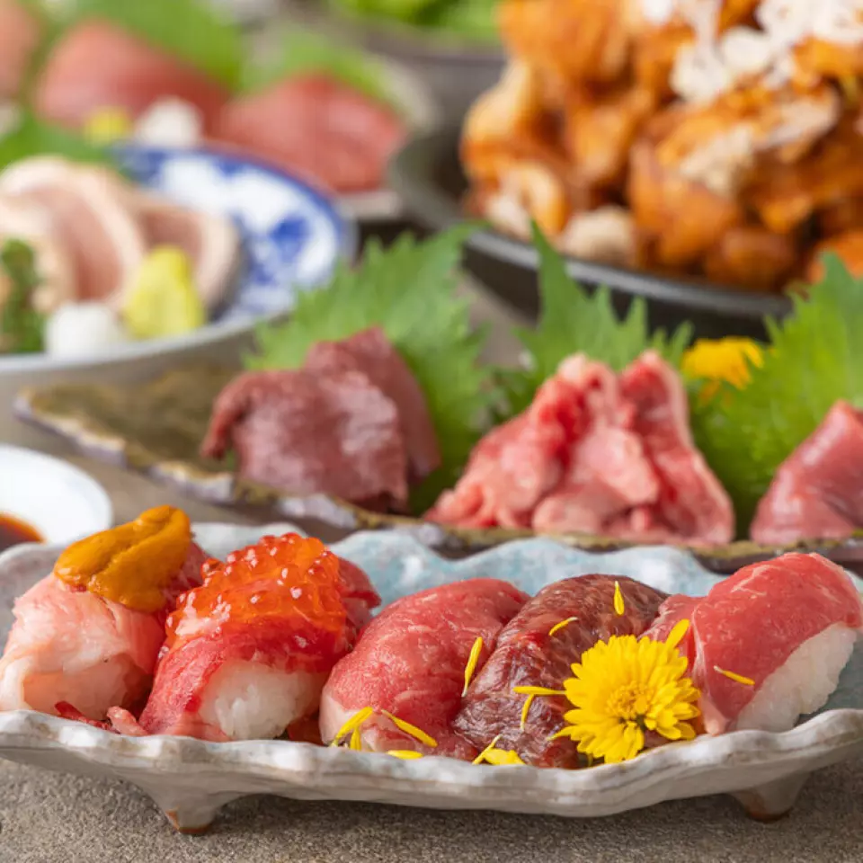 "Niku sushi" là thịt sống ăn kèm với cơm. Nó phổ biến vì không cần đun nóng nên bạn có thể thưởng thức hương vị của miếng thịt cực kỳ tươi ngon. Tuy nhiên, có lẽ có nhiều người chưa biết đến quán hoặc chưa quen ăn uống ở đó. Hãy thử nó tại cửa hàng của chúng tôi♪