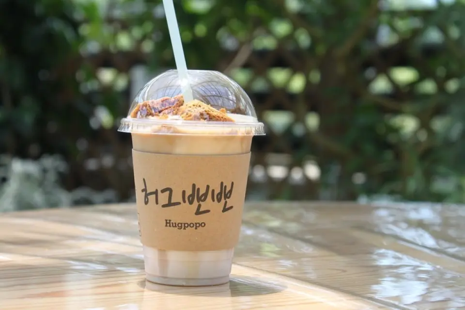 Hugpopo offers over 30 types of soft drinks. Please choose your favorite drink.