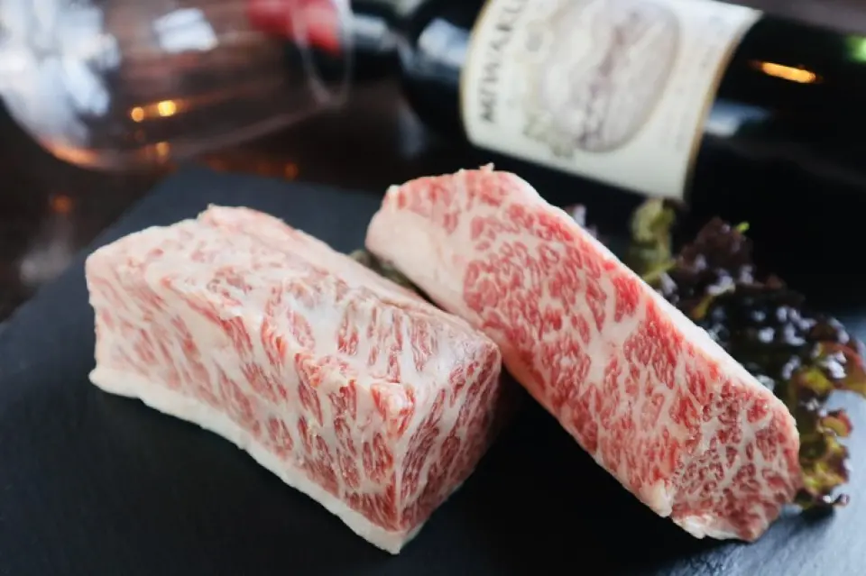 You can enjoy a total of 10 meat dishes using carefully selected Japanese Black Beef and aged beef. Our recommendation is the extremely rare Akage Wagyu beef, which accounts for only 2% of all wagyu beef in circulation!! Akage Wagyu beef is characterized by its meat quality that has less excess fat compared to regular Japanese Black Beef. It is moist and tender, with a refreshing taste. The red meat is in a class of its own!! Please give our recommended Akage Wagyu beef a try!!