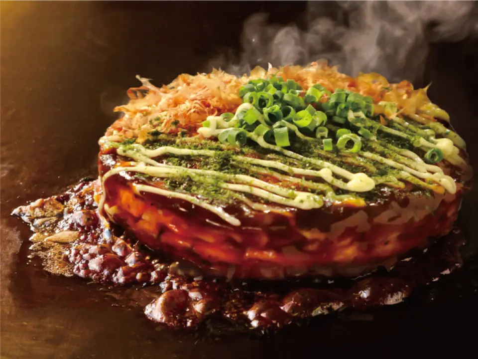 Among the many menu items, the owner says that the most popular dish is the carefully made Kansai-style okonomiyaki. Using Yamatoimo makes it light and healthy. It is said that Yamatoimo is also effective in relieving fatigue. There are two original sauces to choose from: a mellow sauce with a unique blend of spices and a light dashi soy sauce. It would be fun to try both and compare them.