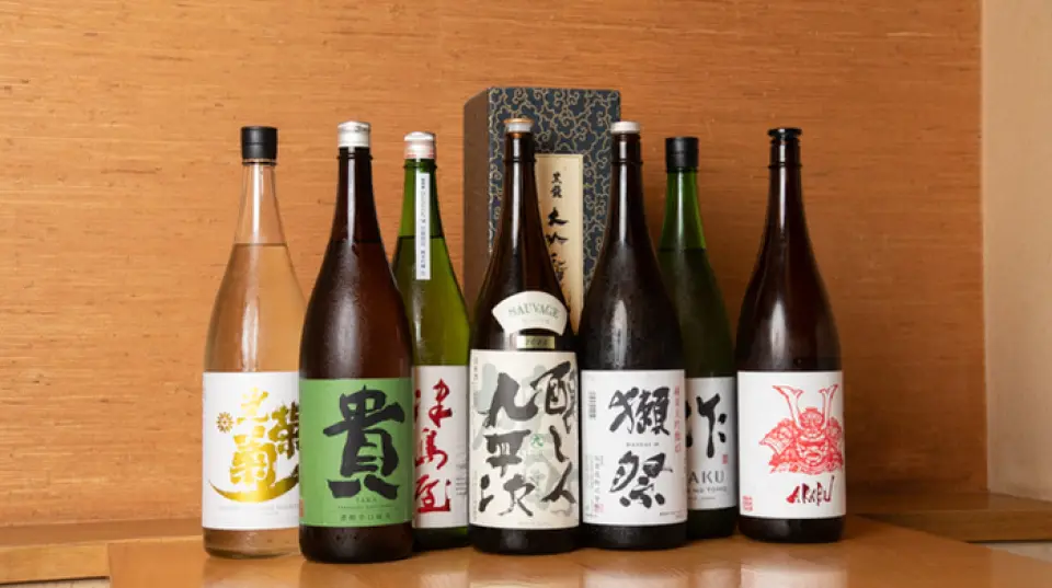 Chúng tôi có sẵn khoảng 15 loại rượu sake. Ngay khi hết, chúng tôi mua những nhãn hiệu được lựa chọn cẩn thận từ nhiều cửa hàng rượu khác nhau và liên tục thay thế chúng. Bạn cũng có thể so sánh ba loại đồ uống thay đổi hàng ngày, vì vậy hãy thử. Đối với bia tươi, chúng tôi cung cấp Sapporo, loại bia có đặc điểm là bọt kem. Chúng tôi cũng đặc biệt quan tâm đến các loại rượu hoa quả được khuyên dùng cho khách hàng nữ. Chúng tôi cũng có thể bổ sung đồ uống tùy thích vào các khóa học của mình, vì vậy vui lòng liên hệ với chúng tôi.