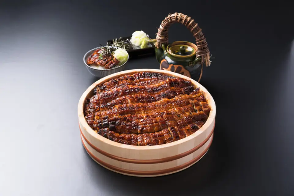 ★開始向城村鰻魚配送便當了！鰻魚城村開始認真配送鰻魚便當了。收到您的訂單後，我們會準備美味的手烤鰻魚便當盒，用木炭燒烤，然後將熱氣騰騰的送到您的家中或辦公室。請在家中或辦公室享用伊勢神宮外宮專用鰻魚和三河一式三活鰻魚便當！ [請搜尋外送餐廳鰻魚城村]