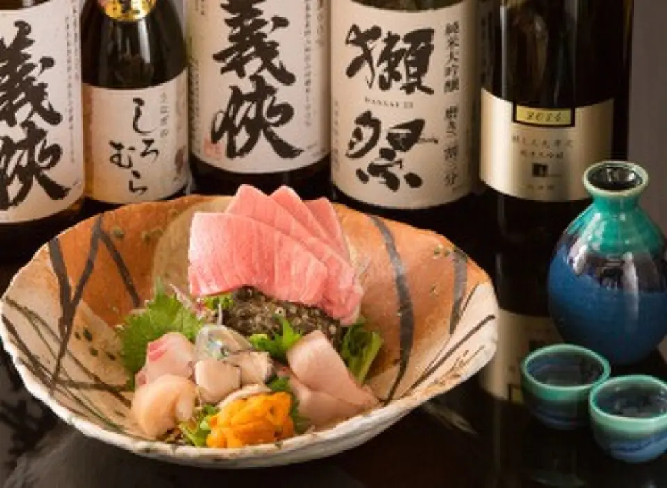 在“鰻魚城村”，不僅提供“鰻魚料理”，還提供“懷石料理”以及可以品嚐時令食材的“特色菜餚”。主廚每天早上親自從市場採購新鮮的海鮮和蔬菜。為了充分發揮食材的原汁原味，部分食材可能會經過數天的陳年才可上桌！在著名餐廳修行多年的主廚所創造的美食有許多粉絲。在享用鰻魚之前，請先品嚐一下廚師推薦的特色菜。