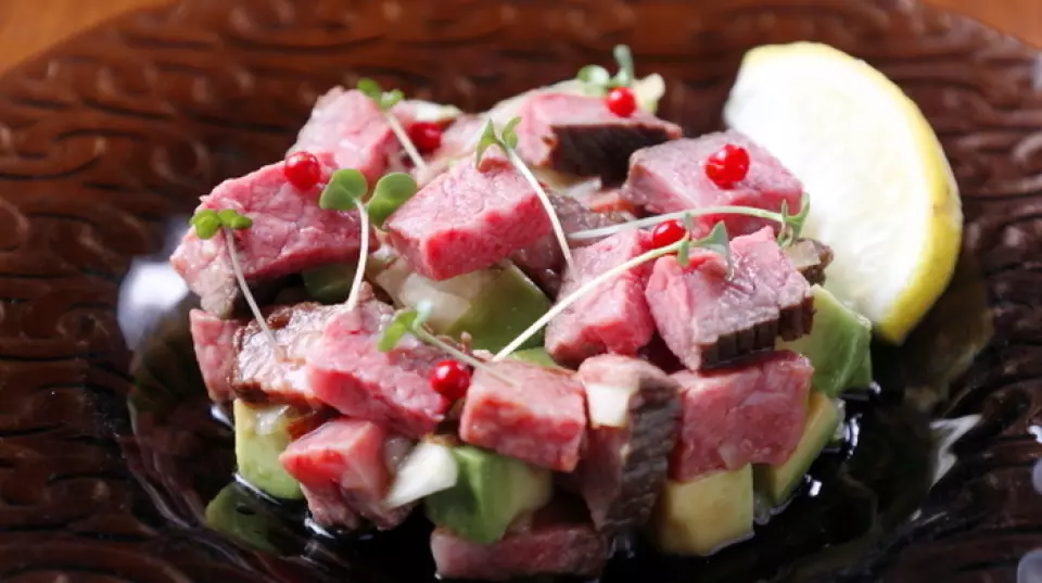 "Ushi Poki," a dish that is also popular among women, is a creative dish that combines Japanese beef and Hawaiian cuisine. It is an adaptation of the well-known Hawaiian dish "Ahi Poki," replacing the ahi (fish) with Japanese beef. The beef, seasoned with herbs and spices, has a light flavor and goes well with other ingredients, making it a recommended menu item. Other meat dishes include spicy pineapple spare ribs, as well as other dishes that will give you a taste of Hawaii.