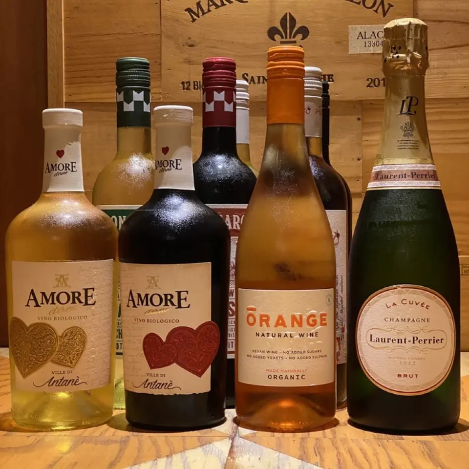 瓶装葡萄酒（红、白、桃红、橙）都是有机葡萄酒！我们精心挑选了意大利葡萄酒供您品尝！为了庆祝，我们还提供香槟和起泡酒来搭配牡蛎。照片中仅展示了葡萄酒，但清酒的选择会根据季节而变化，并且还以合理的价格提供魔王等烧酒！