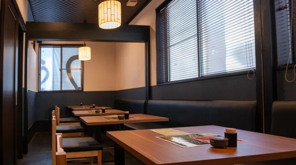 The interior of the restaurant is unified in calm colors, creating a cozy Japanese space. During lunch hours, sunlight pours in, creating a bright space with a warm, enveloping feel. The wooden tables create a relaxing atmosphere. There are also seats with partitions, making them suitable for a variety of occasions, including large groups. Please take your time to enjoy our proud eel in this sophisticated and relaxing space.