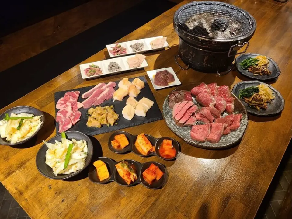 我们准备了“超过10种”肉类的套餐，包括用橄榄油和天然盐制成的内脏以及牛舌。您可以品尝并比较从标准零件到稀有切割的所有物品，或者举办一场无限畅饮的酒会！如何享用就交给您了♪尤其是无限量畅饮服务，座位上备有生啤酒、酸酒、瓶装烧酒等多种酒类，可以尽情畅饮。以您最喜欢的方式享受它。仅限2楼，请提前预约。