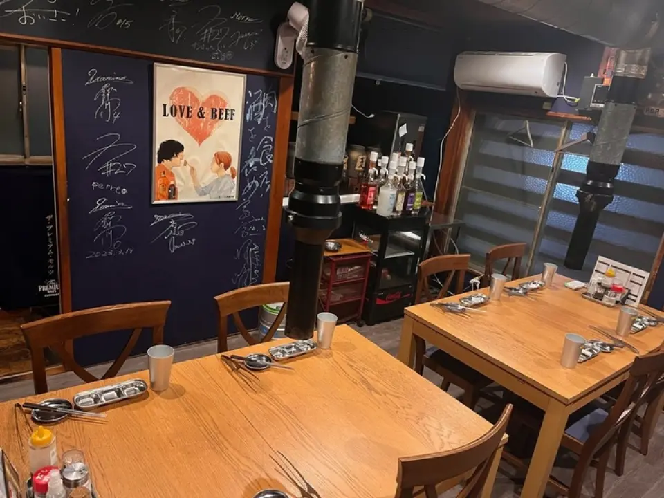 店内别致而平静的内饰非常适合您想悠闲地用餐。一楼L形吧台设有八个座位。不仅可以享受烤荷尔蒙的味道和现场表演的感觉，而且这里有很多友好的常客，让初次来访的人也很容易停下来。二楼设有桌席和榻榻米包间，可容纳大型团体，非常适合多人宴会和聚餐。墙上有棒球运动员的签名，所以如果您喜欢运动，请来参观我们。