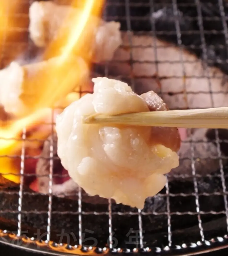 本店从准备到调味都不遗余力，只为让您享受到内脏的原汁原味。调味不是用酱汁，而是用“橄榄”和“天然盐”，以可以充分享受内脏独特风味的形式提供。尽情享受在炭炉上慢慢煮熟的蓬松内脏，上面撒上从大阪带来的辣椒！它具有浓郁的风味和口感，让您享受清爽健康的味道。我们还有牛舌和红肉。
