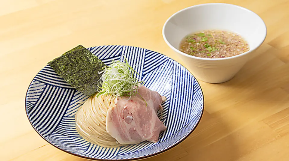 We also recommend the refreshing and fragrant "Tai Dashi Tsukemen". The soup, which is packed with the flavor of sea bream, and the long whole wheat noodles topped with clam dashi kelp water go perfectly together. Enjoy it with spicy condiments such as early red pepper, which go well with the noodles.