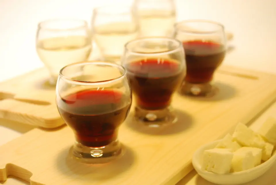 我們推薦的飲料是用酸奶和牛奶製成的自製lassi。清爽的酸甜口感讓人上癮，有的顧客喝了5杯☆芒果和草莓拉西含有果肉，推薦給孩子們♪還可以從3種「葡萄酒飲用比較套裝」中選擇您可以花費400 日元購買您選擇的類型的補充裝。我們也提供多種啤酒、威士忌等，請盡情享受您最喜歡的飲料。