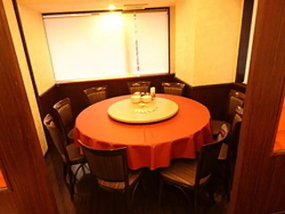 When you think of Chinese food, you think of round tables! We can accommodate up to 8 people, and even have semi-private rooms! Recommended for small parties and family gatherings. Please be careful not to let your children turn the tables too much.