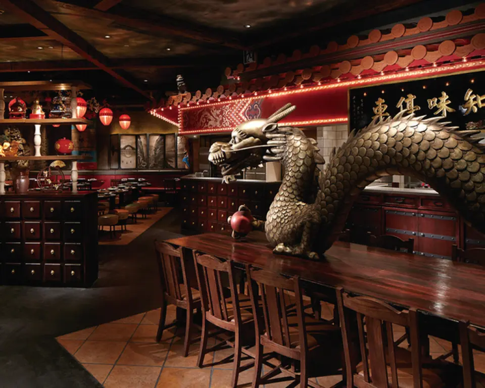 You can have a great time in an exotic space filled with stylish lamps and stonework that looks as if it could come to life at any moment. The restaurant is full of playfulness, with giant trick art and a counter seat with a large dragon lying on it, making it perfect for dining with families with children. Please feel free to contact us to reserve your preferred seat.