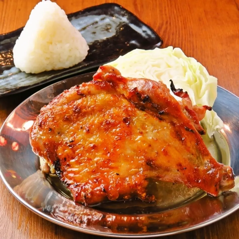 秘制带骨鸡是起源于香川县丸龟市的当地美食！在Toriichizu，我们使用秘密腌制区和独特的混合香料，将带骨鸡肉的美味衬托出来，使其成为一道外酥内嫩的引以为豪的菜肴！辣度可以选择自己喜欢的，从不辣到极辣，一咬下去，肉汁就会爆炸！与啤酒和米饭搭配的肉类非常适合佐餐或下酒。