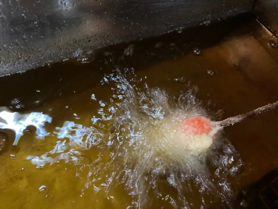 炸串使用每天购买的新鲜食材。我们总是提供新鲜的油炸食品，因为我们会在收到您的订单后将其涂上面糊并油炸。最受欢迎的菜单项目是“五串主厨发办”（600日元）。该套餐包括厨师推荐的食材，有时还包括价格令人惊讶的串。如果您无法决定点什么，请先尝试我们的 5 件套精选！此外，还提供“白面包”和时令串烧等稀有菜肴。请务必查看黑板菜单，该菜单会随季节变化。