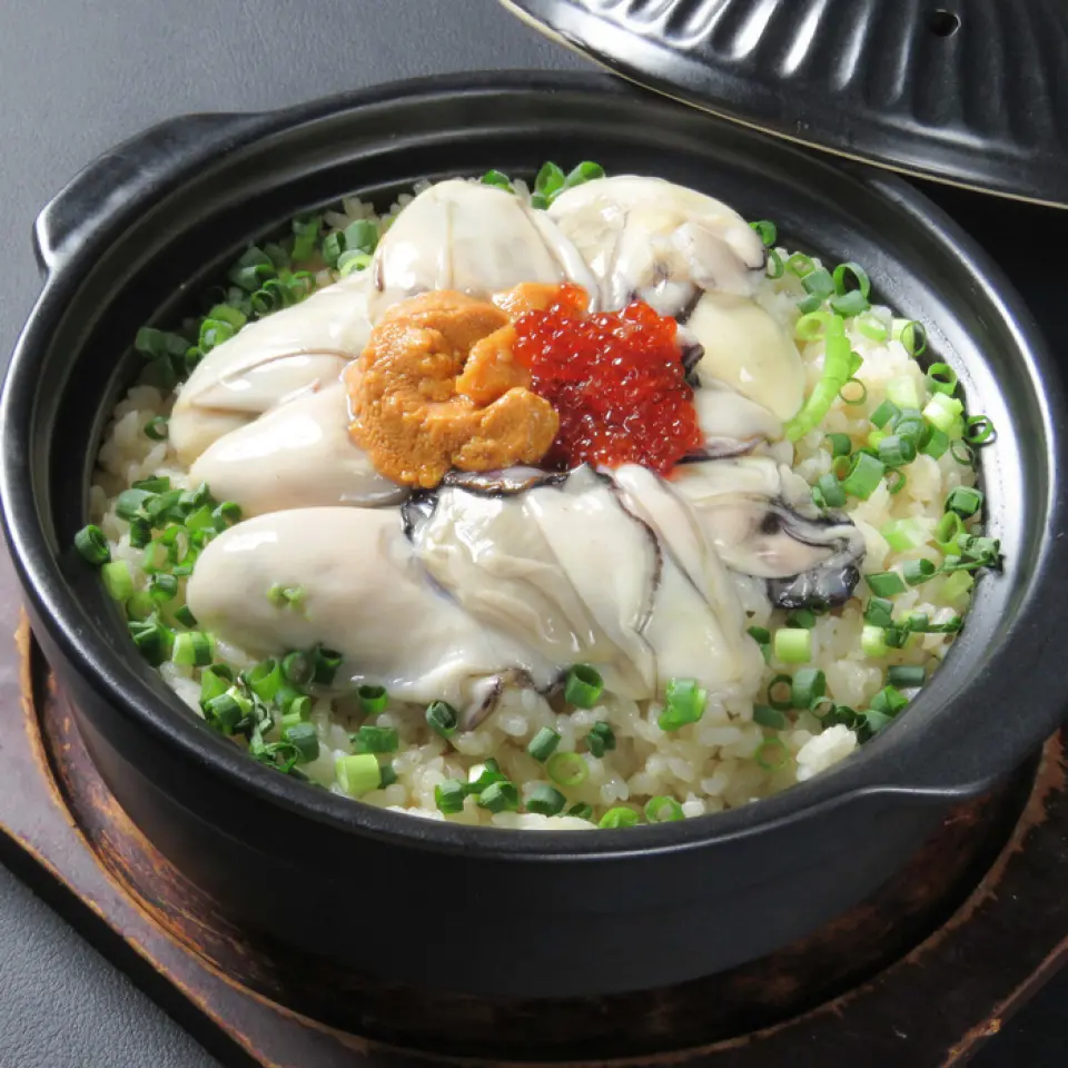【周末也有3小时】花套餐包括生鱼片、牡蛎、海胆子、煲仔饭、10道菜、3小时无限畅饮、3,500日元（含税3,850日元）。看起来也很棒在社交媒体上。拥有多间可容纳2人至80人的包间。您可以在所有包间中度过轻松的时光。我们为生日和周年纪念日准备了特别的盘子，请与您所爱的人一起度过美好时光。