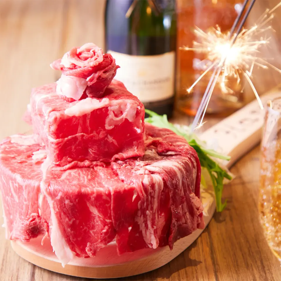 推出包含肉饼涮锅的新套餐♪ 座位以包间为主。我们可容纳 2 人至 60 人。我们还备有日式围炉座位，请随时联系我们。