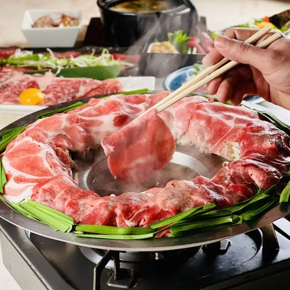 【周末也有3小时】雅～雅～牛舌板栗猪肉火锅套餐，10道菜品3小时畅饮4,200日元（含税4,620日元） 使用严选牛肉制作的火锅舌头很精致。如果您去船桥的居酒屋，我们推荐有很多时尚包间的时尚肉类。
