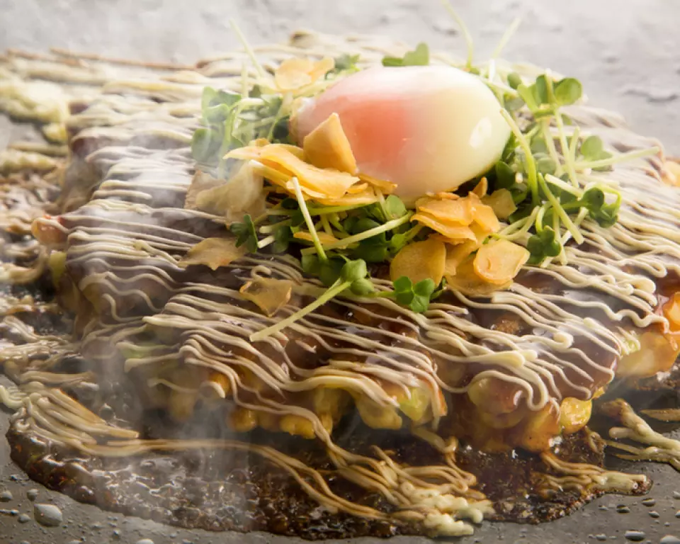 Yoshida's specialty! Stamina Yaki! Once you try it, you'll be hooked! The inside is fluffy, and the sweetness of the cabbage and the texture of the ingredients are exquisite! It goes great with the soft onsen egg, bean sprouts, and garlic chips. Please try our most popular flavor!