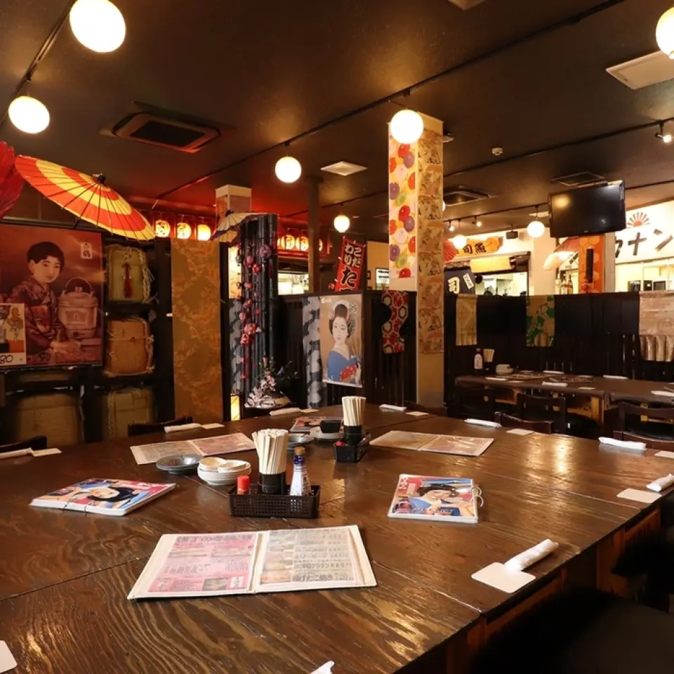 距离小田原站步行1分钟，交通便利。店内充满了老式酒吧的氛围，设有4张带啤酒箱的桌子，最多可容纳8人。从中午开始营业，非常适合出差或观光时用餐！请尽情享受小田原的美味。