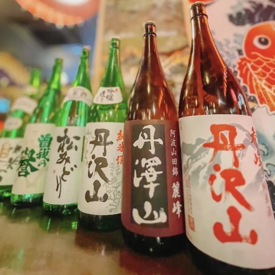 我们推荐的饮料是“坂田锦”，这是自江户时代末期以来就有的濑户清酒厂的标志性品牌的翻版。还有小田原酒类商店常盘商店和川西屋酒造合作的“丹泽山”，最适合品尝新鲜的鱼。另外，使用新鲜水果的酸味也很诱人♪