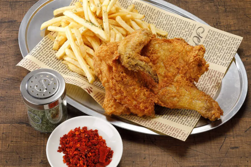 ไก่ทอดครึ่งเดียวที่คุณสามารถเพลิดเพลินกับส่วนต่างๆ ของไก่ได้ในคราวเดียว! คุณยังสามารถขอความช่วยเหลือจากมันฝรั่งทอดได้อีกด้วย♪